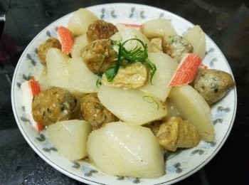 step11: 先用黃酒 , 2 片薑將白蘿蔔出水 30 分鐘 , 蓋好閒置 . 
將鯪魚肉 , 免治豬肉用 1/2 茶匙糖 , 1 茶匙雞粉 , 少少麻油 , 胡椒粉 , 2 茶匙生粉撈至起膠 .