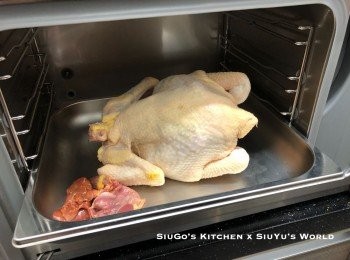 step1: 將雞洗淨，去頭去尾，用廚房紙抹乾雞件。