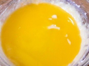 step5: 無鹽奶油隔水溶化後加入拌勻