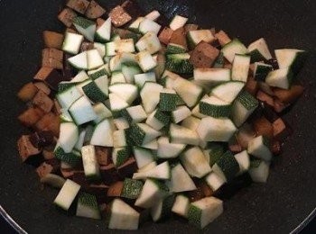 step9: 放入櫛瓜拌炒到有醬色，試吃後加入適當的鹽調味；待櫛瓜炒熟後即可起鍋裝盤。