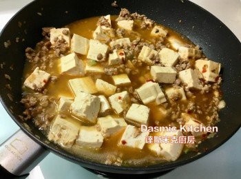 step10: 加入水， 蓋上鍋蓋悶煮約5分鐘（★煮滾後轉小火！）