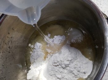 step2: 用<span class="group_3">脆漿材料:</span>中筋麵粉45g,粟粉3g,澄麵粉6g,泡打粉4g,煮食油23g
用食用凍開水55g拌勻開成炸漿,待脆漿靜止15分鐘待用