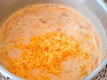 step4: 再下芝士碎，煮至芝士溶化