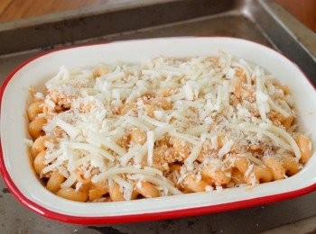 step6: 將通心粉倒入容器內，再灑上芝士碎和麵包糠，放入已預熱180度焗爐，焗約15分鐘或至芝士溶化即成！