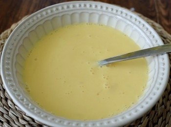 step2: 在碗內將吉士粉和一半份量的牛奶拌勻，再下雞蛋拌勻