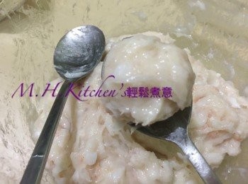 step5: 用 2 隻匙羹把約乒乓球大小的 蝦滑整至球狀