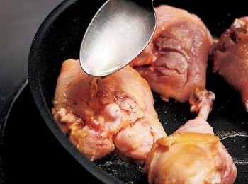 step8: 讓平底鍋傾斜，邊加熱邊用湯匙舀起熱油淋在雞肉上（此謂油淋法─請小心避免被熱油燙傷。選用稍大的長柄湯匙比較安全。）。