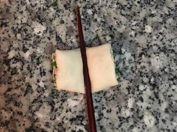 step17: 麵糰轉方向，拿一根筷子從中間壓下（兩邊切口會往上翹起），