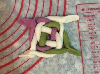 step15: 接著將四角的麵條，倆倆成雙的壓在一起。