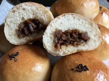 step1: 天然酵母 水果酵種~叉燒包😋
每次整完自家叉燒都一定會留起一部份來做叉燒包😋，用自家制的叉燒做叉燒包真係好好味😋
#天然酵母 #無添加 


天然酵母80g
高筋粉260g
鮮奶70g
水 大約80g
原糖10g
海鹽3g
無鹽牛油10g

餡料:叉燒，洋蔥
(叉燒 洋蔥切小粒，炒香洋蔥後加入叉燒連叉燒汁一起拌炒備用)

麵團搓至能拉起薄膜，搓圓發酵至兩陪大，排氣
後把麵團分成10等份搓圓 給麵團靜止20分鐘，
做型時包入餡料，排放烤盤上 發酵至1.5至2倍大，放入己預