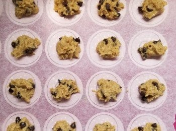 step3: 用匙羹細細羹咁，放響有牛油紙嘅焗盤上(唔好貪心，佢焗完會發到好大塊)