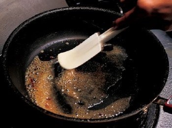 step15: 加入平底鍋的餘留鮮味。(在燉煮完畢的平底鍋中加入少量的水（分量外），刮下殘留在鍋中的鮮味。加入14 的調理盤中。)