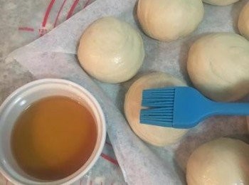 step23: 刷上大量的<span class="group_5">蜜糖水</span>。