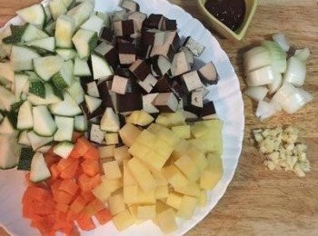 step2: 蒜頭切末，其他<span class="group_1">食材</span>切小方塊，只有紅蘿蔔切小丁,方便煮熟。