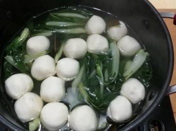 step5: 煮一鍋水，水滾，把海帶、魚丸和白菜放進去，材料熟後，下鹽，便可食用。