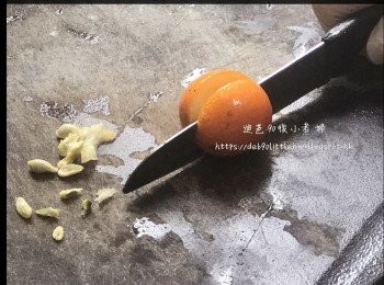 step3: 柑桔切開4份去除核子。