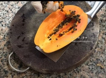 step3: 將紅木瓜去皮去核子，切成小塊，再用清水洗淨，瀝水備用。