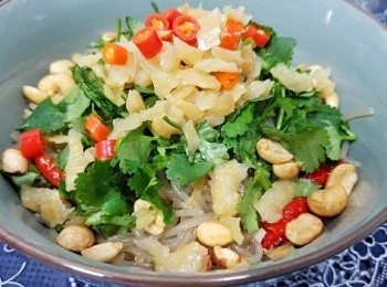 step9: 鋪上芫荽、花生、菜脯、另一半指天椒!