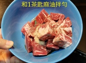 step1: 牛肉粒加入胡椒粉
和麻油拌勻