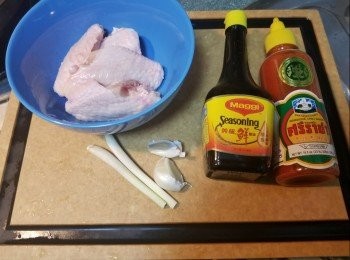 step1: 香茅切開一半，只留下香茅頭既部份切碎備用，<a href="https://bit.ly/3zHU5V3" target="_blank" data-keyword="雞翼" class="guide-link"><strong>雞翼</strong></a> <span style="display:inline-block;vertical-align:middle;margin-top:-3px;color:initial;border-radius:3px;padding:2px 3px;font-size:12px;line-height:14px;background:#87d300;color:#fff;">即買</span> 用廁房紙吸乾水份，加入美極，是拉差椒醬，蒜蓉和香茅碎拌勻醃一晚