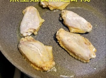 step3: 熱鑊下多些油放入<a href="https://bit.ly/3zHU5V3" target="_blank" data-keyword="雞翼" class="guide-link"><strong>雞翼</strong></a> <span style="display:inline-block;vertical-align:middle;margin-top:-3px;color:initial;border-radius:3px;padding:2px 3px;font-size:12px;line-height:14px;background:#87d300;color:#fff;">即買</span> 煎至熟透即成