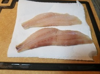 step1: 用廁房紙印乾魚塊