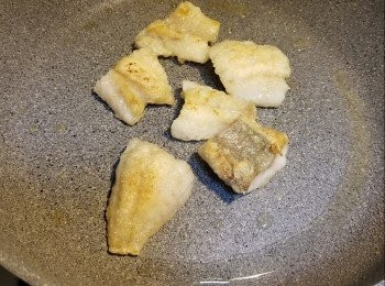 step4: 熱鑊下油加入魚柳煎至熟透，取出備用