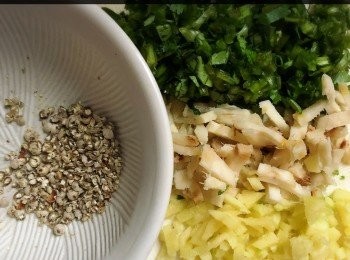 step2: 芫荽莖、南薑、薑、蒜蓉和白胡椒粒一同攪碎、磨碎或切碎。