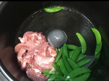 step5: 加入瑤柱絲醬炒至入味，食得！