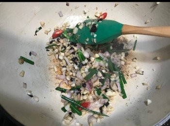 step5: 加入蔥同辣椒炒香。
