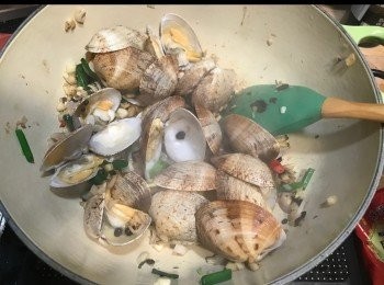 step6: 加入大蜆一齊炒。