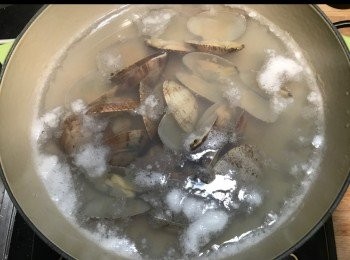 step2: 蜆吐沙後，烚蜆至六成熟。
開口開一半就撈起。