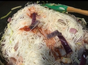 step8: 加入茄汁同水炒混。
炒至收水後就可以上碟啦！