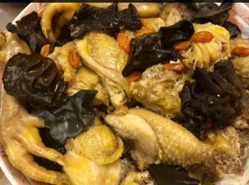 step2: 所有材料一同加入雞件拌勻。
用大火，隔水蒸約 20分鐘，或直至熟透（雞沒血水即熟透）。完成