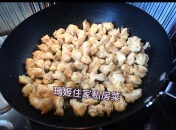 step3: 放雞軟骨（唔使咁快將佢哋郁動）