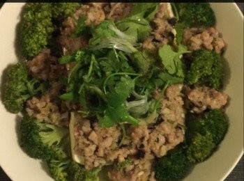 step8: 熱鍋倒入半鍋水待滾，將豆腐切成兩邊抹乾水份，將豬肉碎放在豆腐上，剩下來有多的豬肉搓成肉丸放於碟邊的碟上，然後放入鍋內隔水蒸10分鐘，打開盍將西蘭花圍着碟邊再蒸5-10分鐘取出。