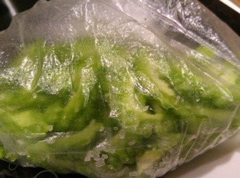 step2: 將鹽和苦瓜放入食物袋內, 將鹽醃苦瓜15分鐘, 之後沖洗乾淨苦瓜備用。