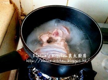 step1: 牛展放入煲內 , 加少許酒及水 , 用中火煮至滾起轉色