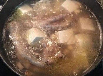 step7: ㄧ小時後，用鹽調味，並加入蓮子及豆腐，煮到蓮子鬆軟即可（約15分鐘）。
去除指甲的<a href="https://bit.ly/3kLFTWO" target="_blank" data-keyword="雞腳" class="guide-link"><strong>雞腳</strong></a> <span style="display:inline-block;vertical-align:middle;margin-top:-3px;color:initial;border-radius:3px;padding:2px 3px;font-size:12px;line-height:14px;background:#87d300;color:#fff;">即買</span> ，其油脂容易釋放於湯中，所以不喜油膩者可先撈除。