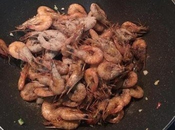 step9: 倒入蝦子，加上胡椒鹽，拌炒一下，試味道調整；