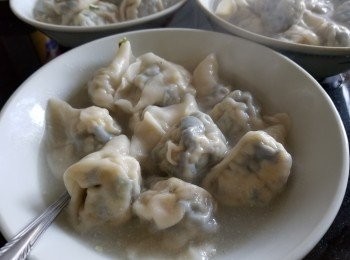 step14: 做法 :

預備餡料 , 將紹菜清洗後隔乾水份切碎或切幼條 , 乾木耳用清水浸泡至軟身後再切幼條 , 虎蝦切粒 , 蔥及芫茜切碎 , 薑切碎 . 

起油鑊少少油將大火爆粉木耳 , 再放入紹菜 , 薑蓉炒至出水份 , 再用筲箕隔出多餘水份 , 再將其他材料放入 , 加入雞粉 , 大地魚粉 , 胡椒粉 , 麻油 , 糖 , 生粉 , 麵粉或薯粉撈好 , 先預備上湯或水煮滾 , 將適當的份量約 1 茶匙多少少 , 云吞皮包好 , 上湯或水要滾起才放入 , 滾約 4 分鐘 , 云吞皮轉半透明便完成 .