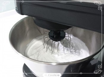 step1: 先將鮮奶油+椰奶打發微硬