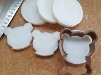 step1: 大根切厚片，用熊仔模印出熊仔頭