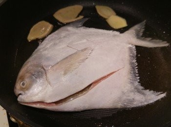 step3: 爆香薑片後用半煎炸方式炸䱽魚。