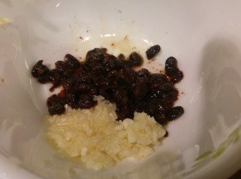 step3: 蒜頭琢蓉, 豆豉略為壓扁。