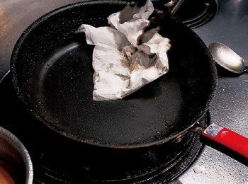 step7: 取出肉塊並擦拭平底鍋(暫時取出6 ，將平底鍋裡餘留的油倒掉，用廚房紙巾擦拭乾淨。)