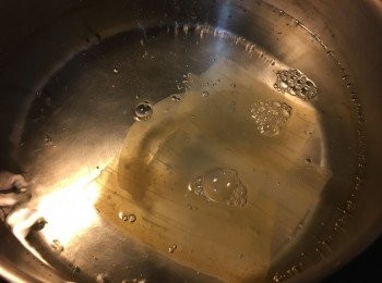 step4: 用鍋加入清水煮滾後，倒入蘆薈煮約30秒，然後撈起放涼