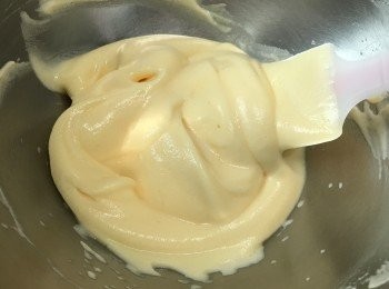 step2: 把<span class="group_2">蛋白霜</span>分三次拌入<span class="group_1">蛋黃麵糊</span>內，拌勻後的狀態