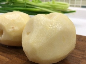 step1: 臘腸(切絲),
薯仔(切絲或刨絲浸水半小時以上),
芹菜苗 蔥 (切段)

調味:黑胡椒 ,岩鹽 ,黑芝麻油(小許 或隨個人喜好加入)