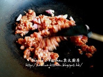 step8: 燒紅鑊 , 先放入乾蔥片及豬肉碎拌炒數分鐘至豬肉轉色 , 先盛起
